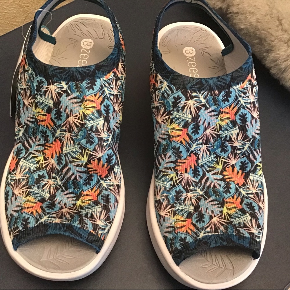 NEW BZEES slip on, size 6M teal multicolor/ print